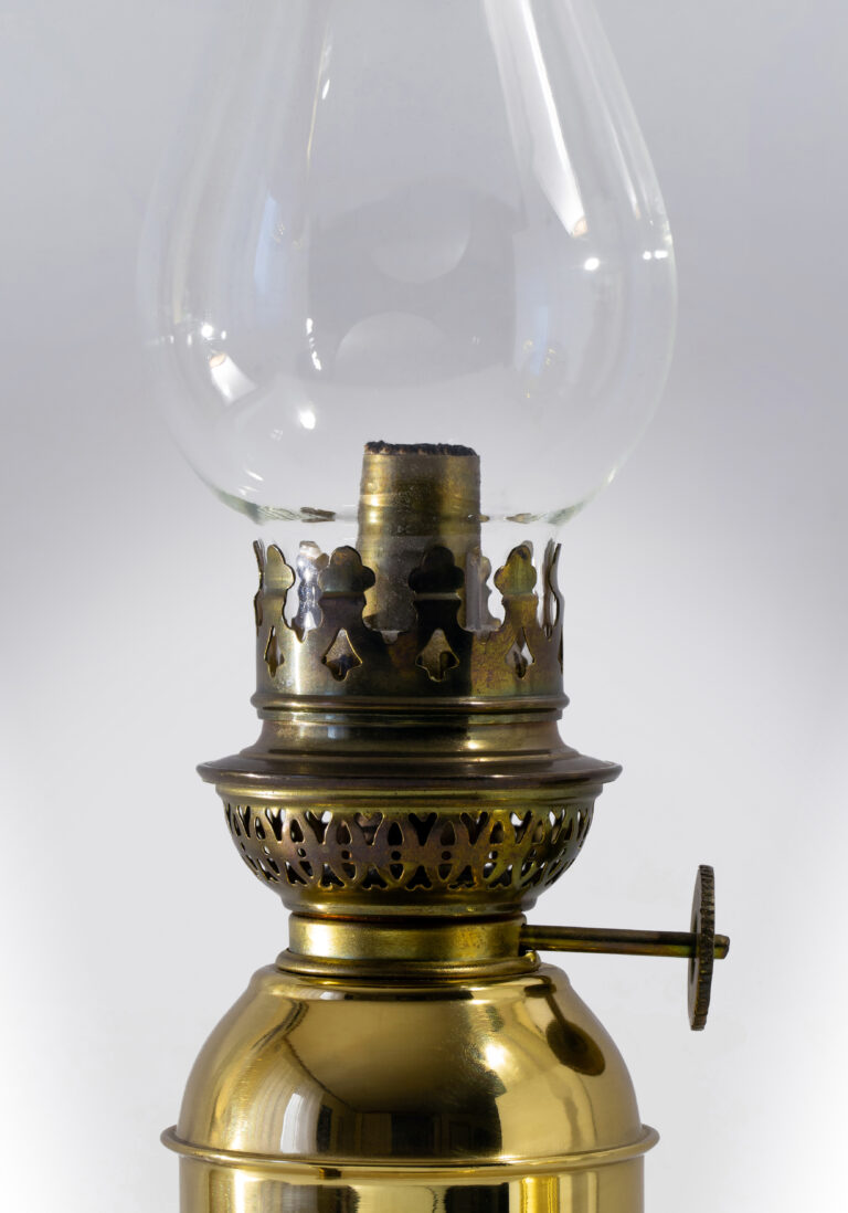 how to extinguish an oil lamp